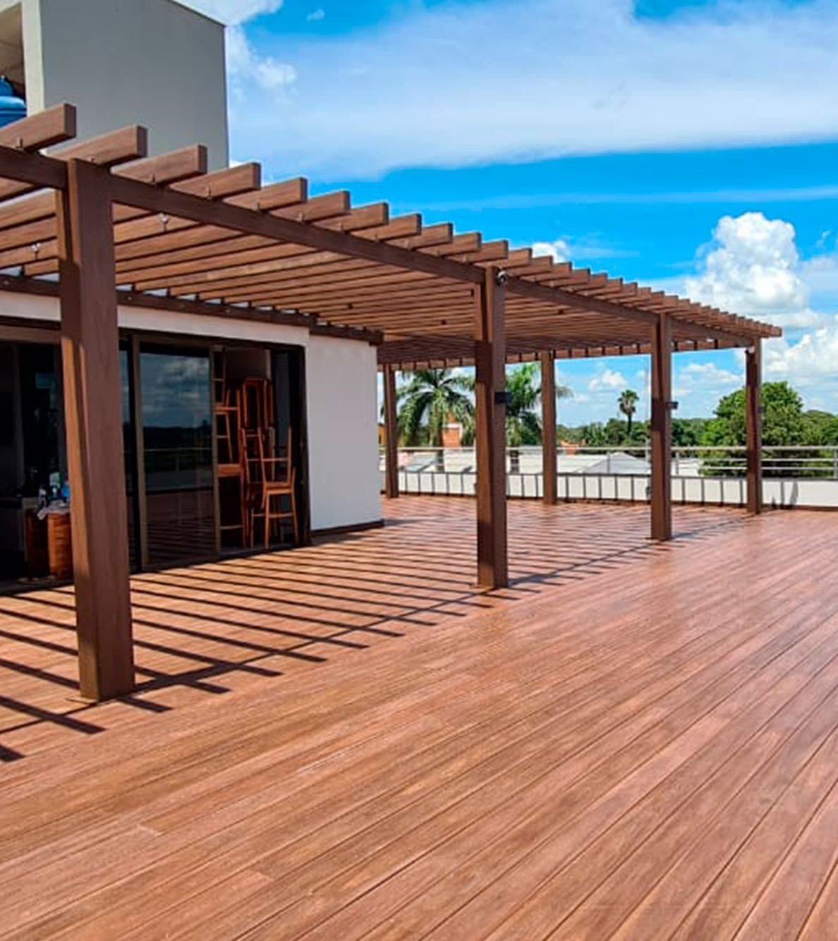 Terraço com deck e pergolado em madeira plástica IN BRASIL
