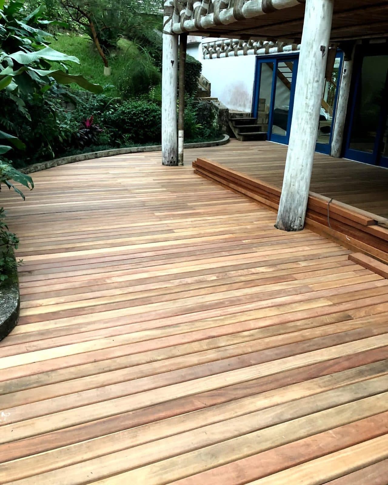 Deck de cumaru entre rochas e vegetação