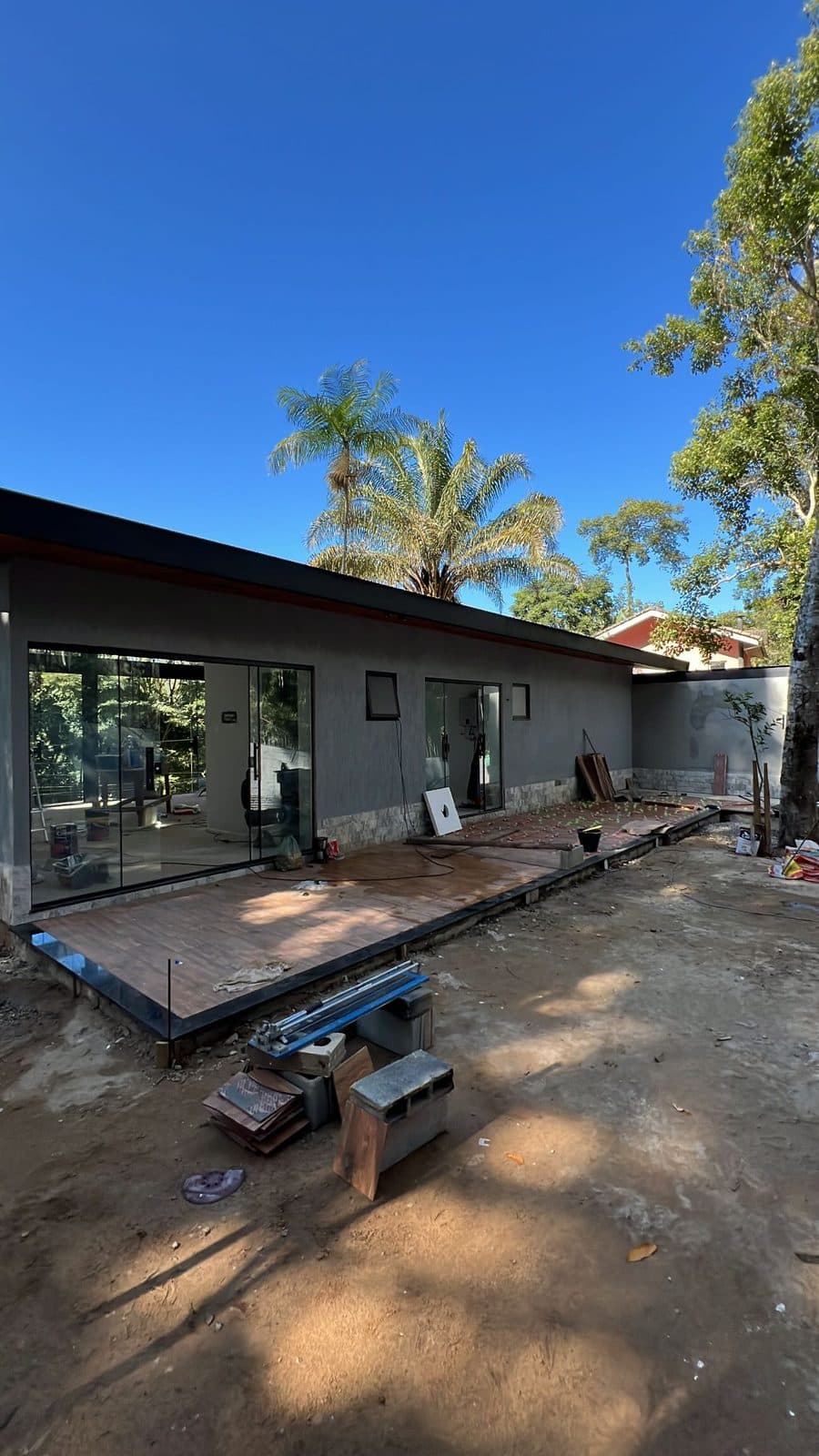 Lateral de casa moderna com base de deck em montagem