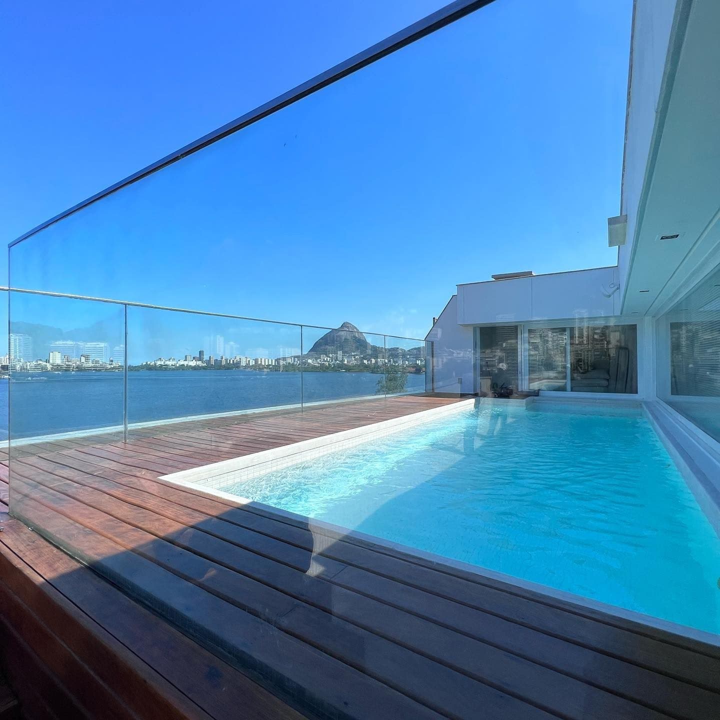 Borda da piscina com deck de madeira de demolição