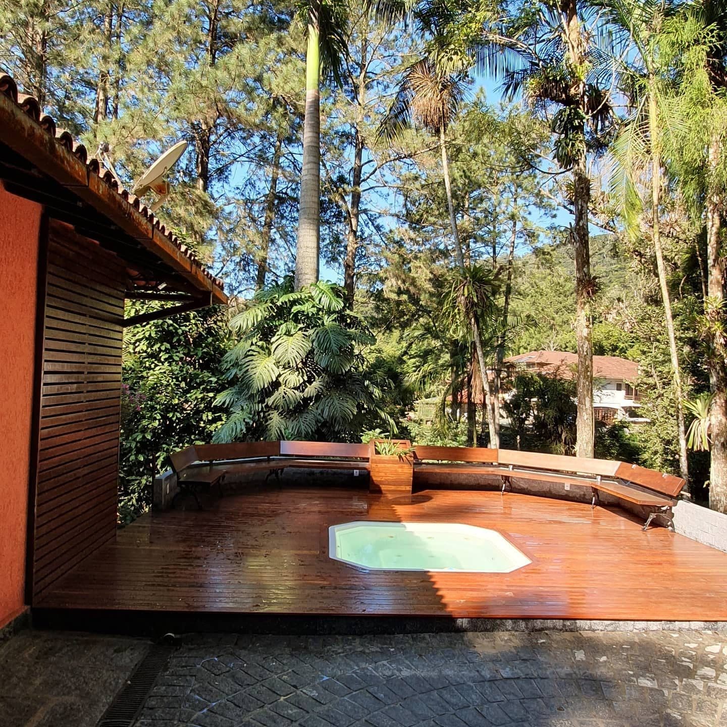 Deck de ipê tabaco com spa e banco corrido