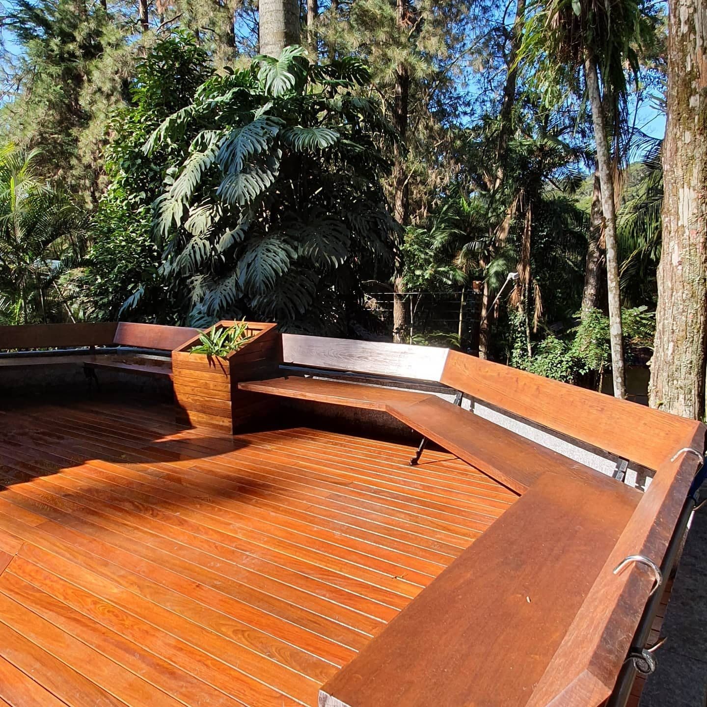 Banco em L e jardineira no deck de ipê