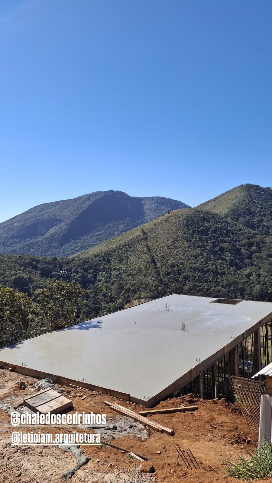 Laje de concreto sobre encosta com montanhas e céu azul