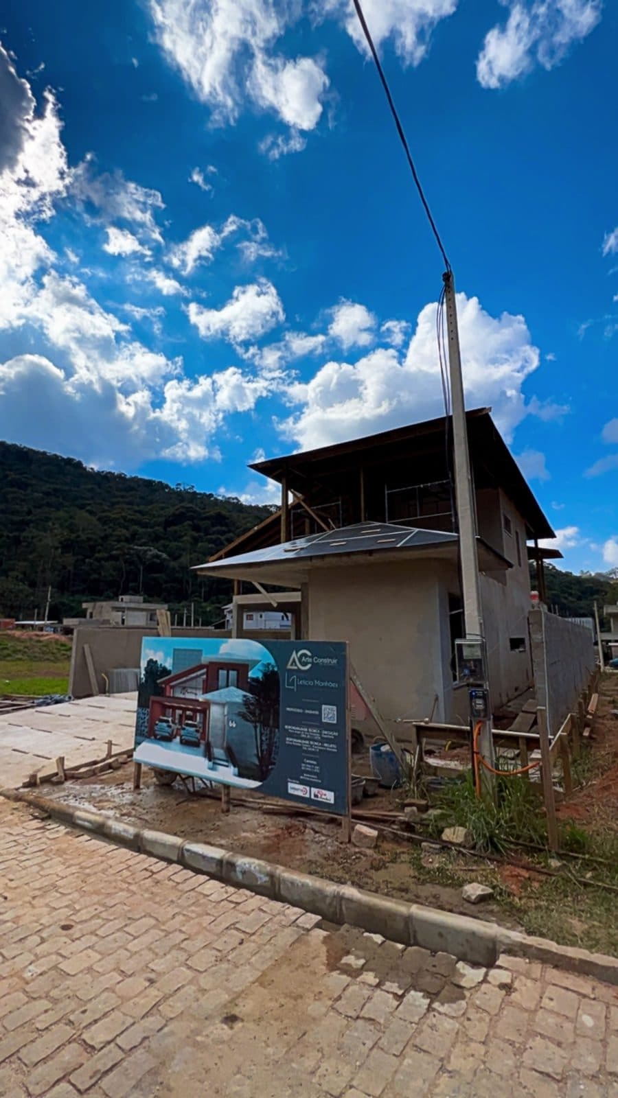 Casa em obra com segundo piso de madeira
