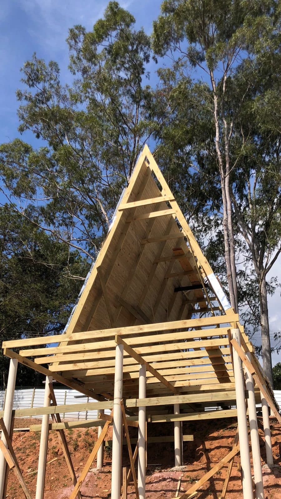Estrutura A-frame de pinus em montagem entre árvores