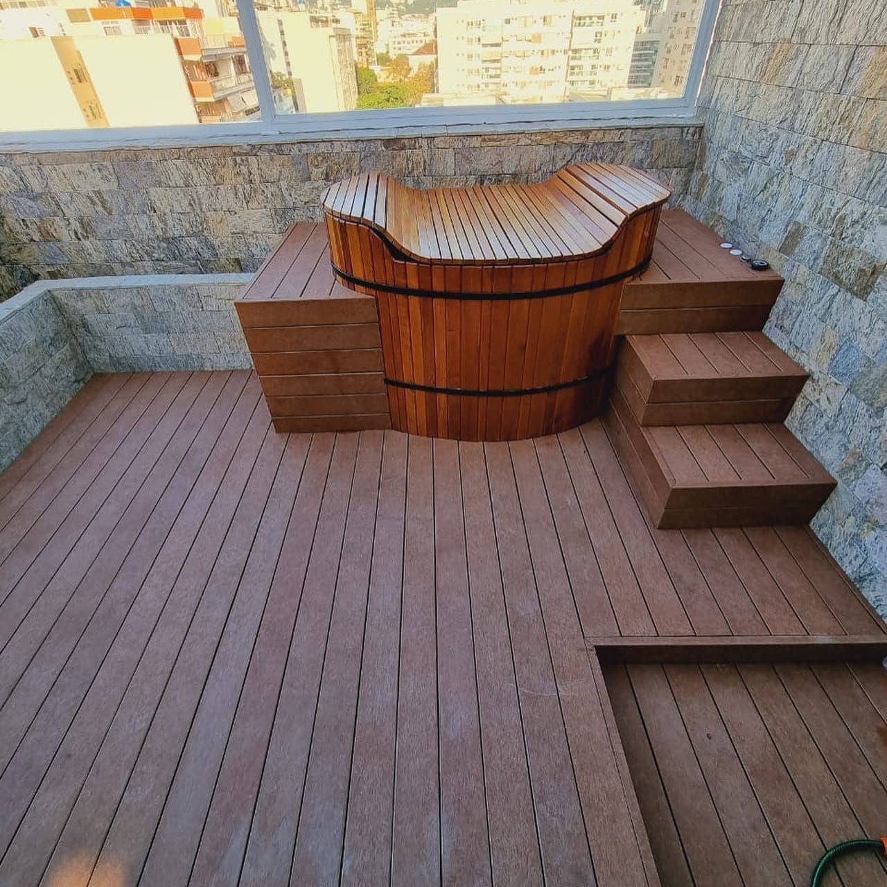 Ofurô e degraus sobre deck de madeira plástica