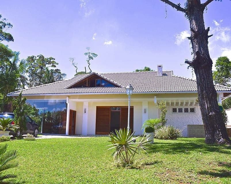 Casa na serra com telhado reformado, fachada e jardim