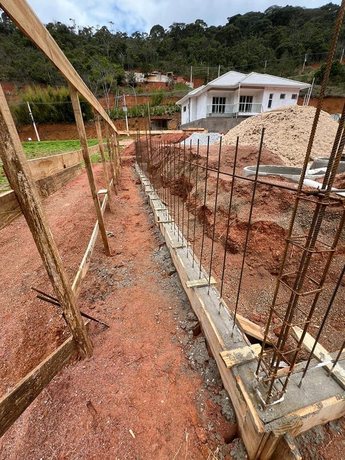 Canteiro de obra com fundação em execução na Região Serrana